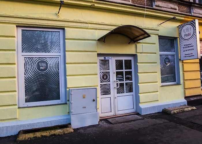 FlyFly Hostel , darmowy parking , rezerwuj przez urządzenia mobilne -10 procent Wrocław