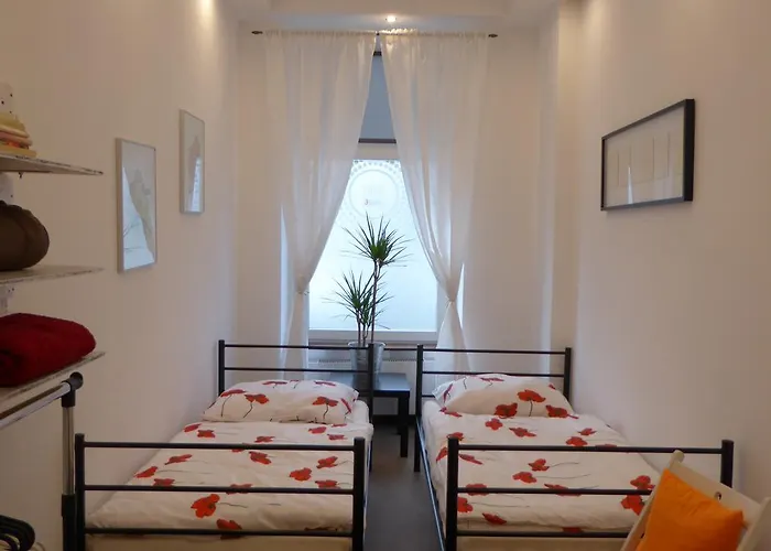FlyFly Hostel , darmowy parking , rezerwuj przez urządzenia mobilne -10 procent Wrocław